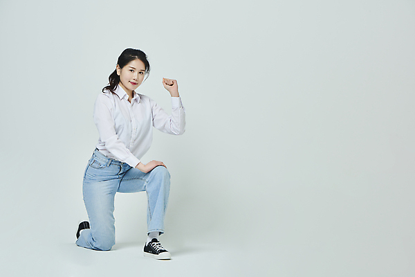 포토 JPG 스튜디오촬영 전신 우먼라이프 응시 여자 회색배경 실내 한명 20대 성인 옆모습 캐주얼 파이팅 주먹 한국인 무릎꿇기 집중 성인여자한명만 국내포토 1 라이프스타일 시선 옷 뷰포인트 백그라운드 컨셉 모션 사람 동양인 청년 내부 회색 여자한명만 성인여자만 파일형식