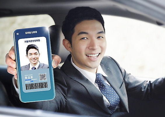PSD 편집이미지 남자 자동차 모바일 미소 웃음 들기 정장 상반신 성인 두명 30대 스마트폰 한국인 비즈니스맨 스마트 바코드 보여주기 온라인 QR코드 개인정보 신분증 운전면허 운전면허증 성인남자만 이미지편집 옷 육상교통 컨셉 비즈니스 모션 표정 사람 동양인 장년 핸드폰 스마트기기 정보 직장인 면허증 증명서 남자만 성인만 파일형식