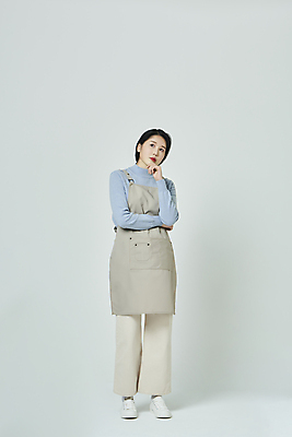 포토 JPG 스튜디오촬영 전신 우먼라이프 응시 여자 생각 회색배경 실내 한명 서기 20대 성인 앞모습 앞치마 턱괴기 한국인 올려보기 고민 창업 성인여자한명만 소상공인 국내포토 직업 1 라이프스타일 시선 감정 뷰포인트 백그라운드 모션 사람 동양인 청년 내부 경제 회색 상인 자영업 여자한명만 성인여자만 파일형식