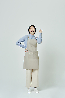 포토 JPG 스튜디오촬영 전신 우먼라이프 응시 여자 허리손 회색배경 실내 한명 서기 미소 20대 성인 앞모습 파이팅 앞치마 주먹 한국인 창업 성인여자한명만 소상공인 국내포토 직업 1 라이프스타일 시선 뷰포인트 포즈 백그라운드 모션 표정 사람 동양인 청년 내부 경제 회색 상인 자영업 여자한명만 성인여자만 파일형식