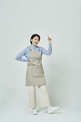 포토 JPG 스튜디오촬영 전신 1 우먼라이프 응시 여자 허리손 포즈 회색배경 실내 한명 서기 미소 손짓 20대 성인 앞모습 앞치마 한국인 가리킴 창업 성인여자한명만 소상공인 국내포토 직업 라이프스타일 시선 뷰포인트 백그라운드 모션 표정 사람 동양인 청년 내부 경제 회색 상인 자영업 여자한명만 성인여자만 파일형식