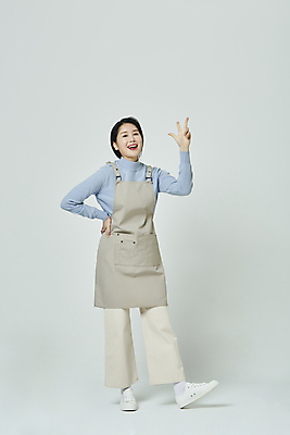 포토 JPG 스튜디오촬영 전신 우먼라이프 응시 여자 포즈 회색배경 실내 3 한명 미소 손짓 20대 성인 앞모습 앞치마 한국인 창업 성인여자한명만 소상공인 국내포토 직업 1 라이프스타일 시선 뷰포인트 백그라운드 모션 표정 사람 동양인 청년 내부 경제 회색 상인 자영업 여자한명만 성인여자만 파일형식