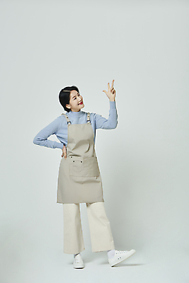 포토 JPG 스튜디오촬영 전신 우먼라이프 응시 여자 허리손 포즈 회색배경 실내 3 한명 미소 손짓 20대 성인 앞모습 앞치마 한국인 창업 성인여자한명만 소상공인 국내포토 직업 1 라이프스타일 시선 뷰포인트 백그라운드 모션 표정 사람 동양인 청년 내부 경제 회색 상인 자영업 여자한명만 성인여자만 파일형식