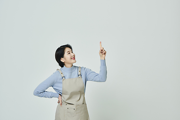 포토 JPG 스튜디오촬영 1 우먼라이프 여자 허리손 회색배경 실내 한명 미소 손짓 상반신 20대 성인 앞모습 앞치마 한국인 올려보기 가리킴 창업 성인여자한명만 소상공인 국내포토 직업 라이프스타일 뷰포인트 포즈 백그라운드 모션 표정 사람 동양인 청년 내부 경제 회색 상인 자영업 여자한명만 성인여자만 파일형식