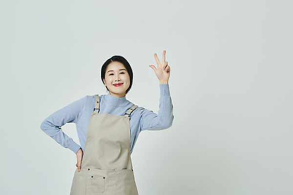 포토 JPG 스튜디오촬영 우먼라이프 응시 여자 허리손 회색배경 실내 3 한명 미소 손짓 상반신 20대 성인 앞모습 앞치마 한국인 창업 성인여자한명만 소상공인 국내포토 직업 1 라이프스타일 시선 뷰포인트 포즈 백그라운드 모션 표정 사람 동양인 청년 내부 경제 회색 상인 자영업 여자한명만 성인여자만 파일형식