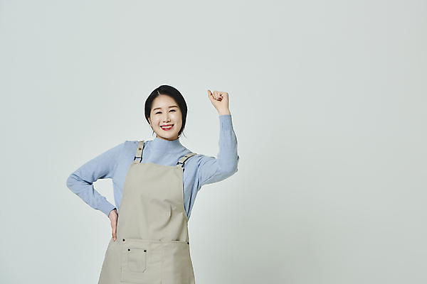 포토 JPG 스튜디오촬영 우먼라이프 응시 여자 허리손 회색배경 실내 한명 미소 상반신 20대 성인 앞모습 파이팅 앞치마 주먹 한국인 창업 성인여자한명만 소상공인 국내포토 직업 1 라이프스타일 시선 뷰포인트 포즈 백그라운드 모션 표정 사람 동양인 청년 내부 경제 회색 상인 자영업 여자한명만 성인여자만 파일형식