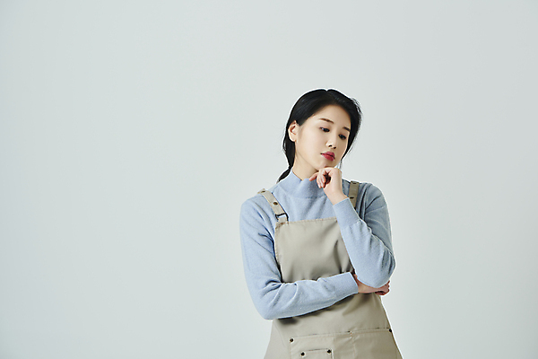 포토 JPG 스튜디오촬영 우먼라이프 응시 여자 생각 회색배경 실내 한명 상반신 20대 성인 앞모습 앞치마 턱괴기 한국인 고민 창업 성인여자한명만 소상공인 국내포토 직업 1 라이프스타일 시선 감정 뷰포인트 백그라운드 모션 사람 동양인 청년 내부 경제 회색 상인 자영업 여자한명만 성인여자만 파일형식