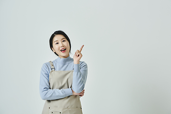 포토 JPG 스튜디오촬영 우먼라이프 응시 여자 회색배경 아이디어 실내 한명 미소 손짓 상반신 20대 성인 앞모습 팔짱 앞치마 한국인 창업 성인여자한명만 소상공인 국내포토 직업 1 라이프스타일 시선 뷰포인트 백그라운드 컨셉 모션 표정 사람 동양인 청년 내부 경제 회색 상인 자영업 여자한명만 성인여자만 파일형식