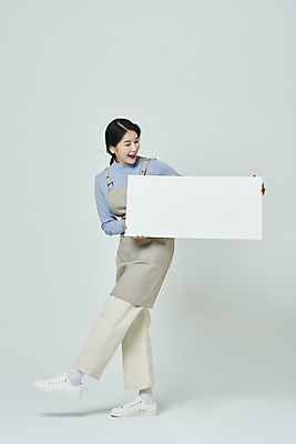 포토 JPG 스튜디오촬영 전신 우먼라이프 배너 응시 여자 회색배경 사각프레임 실내 한명 미소 들기 20대 성인 앞모습 앞치마 한국인 창업 한발서기 성인여자한명만 소상공인 국내포토 직업 1 라이프스타일 시선 뷰포인트 백그라운드 모션 프레임 표정 서기 사람 동양인 청년 내부 경제 사각형 회색 상인 자영업 여자한명만 성인여자만 파일형식