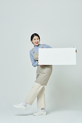 포토 JPG 스튜디오촬영 전신 우먼라이프 배너 응시 여자 회색배경 사각프레임 실내 한명 미소 들기 20대 성인 앞모습 앞치마 한국인 창업 다리들기 한발서기 성인여자한명만 소상공인 국내포토 직업 1 라이프스타일 시선 뷰포인트 백그라운드 모션 프레임 표정 서기 사람 동양인 청년 내부 경제 사각형 회색 상인 자영업 여자한명만 성인여자만 파일형식