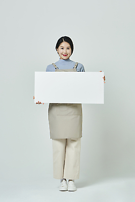 포토 JPG 스튜디오촬영 전신 우먼라이프 배너 응시 여자 회색배경 사각프레임 실내 한명 서기 미소 들기 20대 성인 앞모습 앞치마 한국인 창업 성인여자한명만 소상공인 국내포토 직업 1 라이프스타일 시선 뷰포인트 백그라운드 모션 프레임 표정 사람 동양인 청년 내부 경제 사각형 회색 상인 자영업 여자한명만 성인여자만 파일형식
