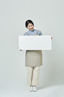 포토 JPG 스튜디오촬영 전신 우먼라이프 배너 응시 여자 회색배경 사각프레임 실내 한명 서기 미소 들기 20대 성인 앞모습 앞치마 한국인 창업 성인여자한명만 소상공인 국내포토 직업 1 라이프스타일 시선 뷰포인트 백그라운드 모션 프레임 표정 사람 동양인 청년 내부 경제 사각형 회색 상인 자영업 여자한명만 성인여자만 파일형식
