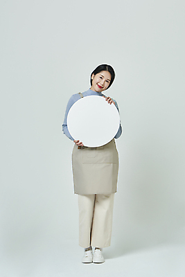 포토 JPG 스튜디오촬영 전신 우먼라이프 배너 응시 여자 회색배경 실내 한명 서기 미소 들기 20대 성인 앞모습 앞치마 한국인 창업 원형프레임 성인여자한명만 소상공인 국내포토 직업 1 라이프스타일 시선 뷰포인트 백그라운드 모션 프레임 표정 사람 동양인 청년 내부 경제 회색 원형 상인 자영업 여자한명만 성인여자만 파일형식