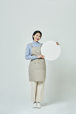 포토 JPG 스튜디오촬영 전신 우먼라이프 배너 응시 여자 회색배경 실내 한명 서기 미소 들기 20대 성인 앞모습 앞치마 한국인 창업 원형프레임 성인여자한명만 소상공인 국내포토 직업 1 라이프스타일 시선 뷰포인트 백그라운드 모션 프레임 표정 사람 동양인 청년 내부 경제 회색 원형 상인 자영업 여자한명만 성인여자만 파일형식