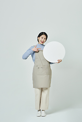 포토 JPG 스튜디오촬영 전신 우먼라이프 배너 응시 여자 회색배경 실내 한명 서기 미소 들기 20대 성인 앞모습 앞치마 한국인 가리킴 창업 원형프레임 성인여자한명만 소상공인 국내포토 직업 1 라이프스타일 시선 뷰포인트 백그라운드 모션 프레임 표정 사람 동양인 손짓 청년 내부 경제 회색 원형 상인 자영업 여자한명만 성인여자만 파일형식
