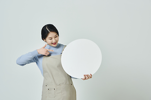 포토 JPG 스튜디오촬영 우먼라이프 배너 응시 여자 회색배경 실내 한명 미소 들기 상반신 20대 성인 앞모습 앞치마 한국인 가리킴 창업 원형프레임 성인여자한명만 소상공인 국내포토 직업 1 라이프스타일 시선 뷰포인트 백그라운드 모션 프레임 표정 사람 동양인 손짓 청년 내부 경제 회색 원형 상인 자영업 여자한명만 성인여자만 파일형식