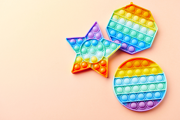포토 JPG 스튜디오촬영 별 놀이 실내 사람없음 하이앵글 장난감 유행 원형 오브젝트 무지개색 별모형 팔각형 카피스페이스 코랄배경 알록달록 푸시팝 국내포토 자연요소 도형 뷰포인트 백그라운드 내부 컬러풀 모형 공백 파일형식 코랄