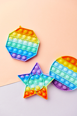 포토 JPG 스튜디오촬영 놀이 실내 사람없음 하이앵글 장난감 유행 원형 오브젝트 무지개색 별모형 보라색배경 팔각형 코랄배경 알록달록 푸시팝 국내포토 도형 별 뷰포인트 백그라운드 내부 컬러풀 모형 보라색 파일형식 코랄