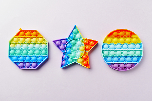 포토 JPG 스튜디오촬영 별 놀이 실내 사람없음 하이앵글 장난감 유행 원형 오브젝트 일렬 무지개색 별모형 보라색배경 팔각형 알록달록 푸시팝 국내포토 자연요소 도형 뷰포인트 백그라운드 내부 컬러풀 모형 보라색 파일형식