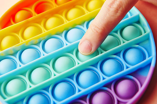 포토 JPG 스튜디오촬영 손 손가락 놀이 실내 근접촬영 신체부위 장난감 유행 원형 누름 오브젝트 무지개색 알록달록 푸시팝 국내포토 도형 뷰포인트 모션 사람 내부 컬러풀 파일형식