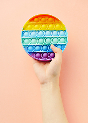 포토 JPG 스튜디오촬영 손 놀이 실내 들기 신체부위 하이앵글 장난감 유행 원형 오브젝트 무지개색 코랄배경 알록달록 푸시팝 국내포토 도형 뷰포인트 백그라운드 모션 사람 내부 컬러풀 파일형식 코랄