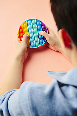 포토 JPG 스튜디오촬영 여자 놀이 실내 한명 들기 상반신 20대 성인 뒷모습 장난감 유행 한국인 원형 누름 소프트포커스 오브젝트 무지개색 성인여자한명만 알록달록 푸시팝 국내포토 도형 1 뷰포인트 모션 촬영기법 사람 동양인 청년 내부 컬러풀 여자한명만 성인여자만 파일형식