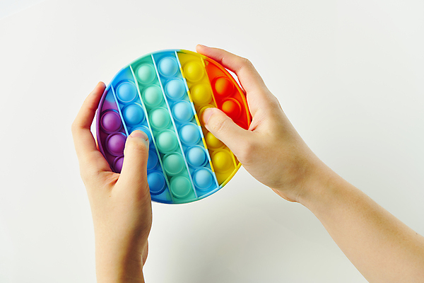 포토 JPG 스튜디오촬영 손 놀이 실내 들기 신체부위 장난감 유행 원형 오브젝트 흰배경 무지개색 알록달록 푸시팝 국내포토 도형 백그라운드 모션 사람 내부 컬러풀 흰색 파일형식