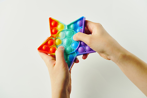 포토 JPG 스튜디오촬영 손 별 놀이 실내 들기 신체부위 장난감 유행 누름 오브젝트 흰배경 무지개색 별모형 알록달록 푸시팝 국내포토 자연요소 백그라운드 모션 사람 내부 컬러풀 모형 흰색 파일형식