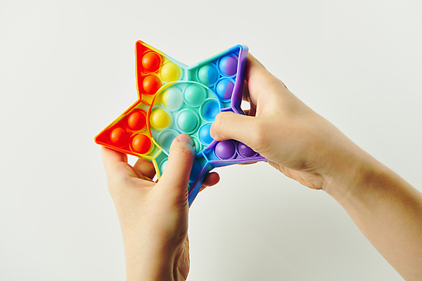 포토 JPG 스튜디오촬영 손 별 놀이 실내 들기 신체부위 장난감 유행 누름 오브젝트 흰배경 무지개색 별모형 알록달록 푸시팝 국내포토 자연요소 백그라운드 모션 사람 내부 컬러풀 모형 흰색 파일형식