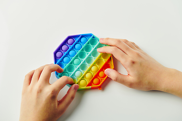 포토 JPG 스튜디오촬영 손 놀이 실내 들기 신체부위 장난감 유행 누름 오브젝트 흰배경 무지개색 팔각형 알록달록 푸시팝 국내포토 도형 백그라운드 모션 사람 내부 컬러풀 흰색 파일형식