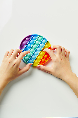 포토 JPG 스튜디오촬영 손 놀이 실내 신체부위 장난감 유행 원형 누름 오브젝트 흰배경 무지개색 알록달록 푸시팝 국내포토 도형 백그라운드 모션 사람 내부 컬러풀 흰색 파일형식