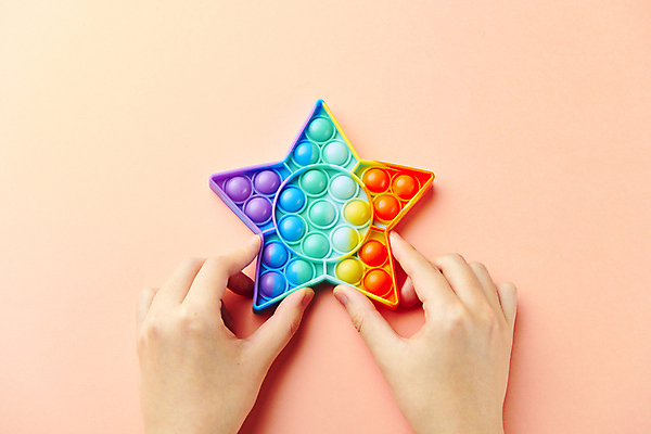 포토 JPG 스튜디오촬영 손 별 놀이 실내 신체부위 하이앵글 장난감 유행 잡기 오브젝트 무지개색 별모형 코랄배경 알록달록 푸시팝 국내포토 자연요소 뷰포인트 백그라운드 모션 사람 내부 컬러풀 모형 파일형식 코랄
