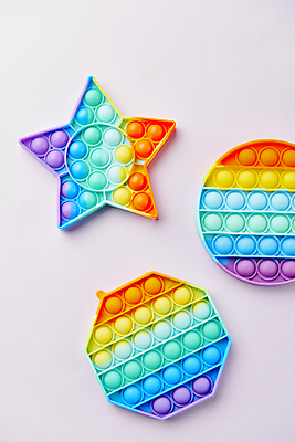 포토 JPG 스튜디오촬영 별 놀이 실내 사람없음 하이앵글 장난감 유행 원형 오브젝트 무지개색 별모형 보라색배경 팔각형 알록달록 푸시팝 국내포토 자연요소 도형 뷰포인트 백그라운드 내부 컬러풀 모형 보라색 파일형식