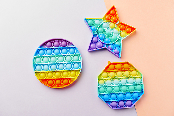 포토 JPG 스튜디오촬영 별 놀이 실내 사람없음 하이앵글 장난감 유행 원형 오브젝트 무지개색 별모형 보라색배경 팔각형 코랄배경 알록달록 푸시팝 국내포토 자연요소 도형 뷰포인트 백그라운드 내부 컬러풀 모형 보라색 파일형식 코랄