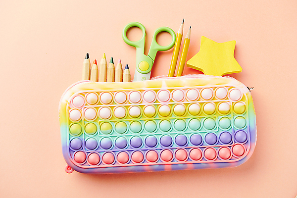 포토 JPG 스튜디오촬영 별 색연필 가위 실내 사람없음 하이앵글 장난감 연필 유행 오브젝트 포스트잇 담기 필통 무지개색 코랄배경 알록달록 푸시팝 국내포토 자연요소 뷰포인트 백그라운드 모션 문구용품 학용품 내부 컬러풀 필기구 메모지 파일형식 코랄