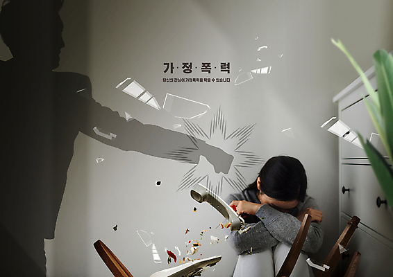 PSD 편집이미지 여자 실루엣 화분 유리 탁자 그림자 한명 상반신 20대 성인 주먹 손상 회색 한국인 무서움 전화기 공포 웅크림 얼굴가리기 가정폭력 때리기 성인여자한명만 이미지편집 1 감정 컬러 가구 컨셉 모션 재질 촬영기법 사람 동양인 청년 가림 폭력 여자한명만 성인여자만 파일형식