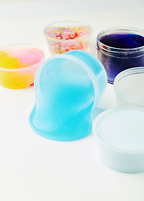 포토 JPG 스튜디오촬영 놀이 사람없음 장난감 흐름 흰배경 쏟아짐 고체 슬라임 국내포토 백그라운드 컨셉 모션 실내 흰색 파일형식