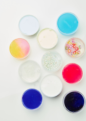 포토 JPG 스튜디오촬영 놀이 종류 사람없음 하이앵글 장난감 여러개 다양 흰배경 고체 슬라임 국내포토 뷰포인트 다수 백그라운드 실내 흰색 파일형식