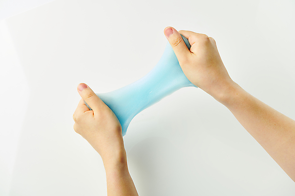 포토 JPG 스튜디오촬영 손 놀이 신체부위 파란색 장난감 잡기 당기기 흰배경 고체 늘이기 슬라임 국내포토 컬러 백그라운드 모션 실내 사람 흰색 파일형식