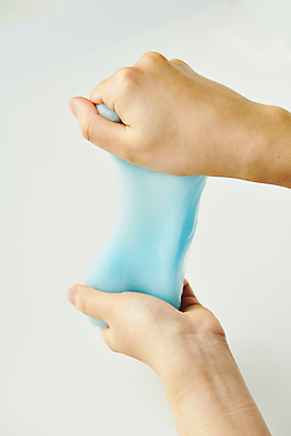 포토 JPG 스튜디오촬영 손 놀이 신체부위 파란색 장난감 잡기 흰배경 고체 늘이기 슬라임 국내포토 컬러 백그라운드 모션 실내 사람 흰색 파일형식