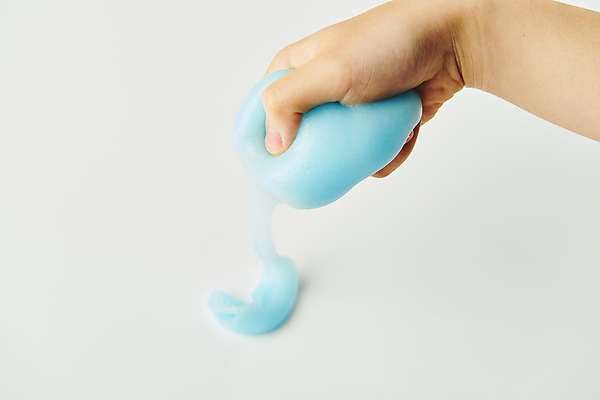 포토 JPG 스튜디오촬영 손 놀이 신체부위 파란색 장난감 잡기 떨어짐 흰배경 흘림 고체 늘이기 슬라임 국내포토 컬러 백그라운드 컨셉 모션 실내 사람 흰색 파일형식