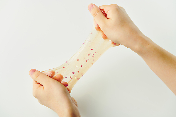 포토 JPG 스튜디오촬영 손 놀이 신체부위 장난감 잡기 당기기 흰배경 고체 늘이기 슬라임 국내포토 백그라운드 모션 실내 사람 흰색 파일형식