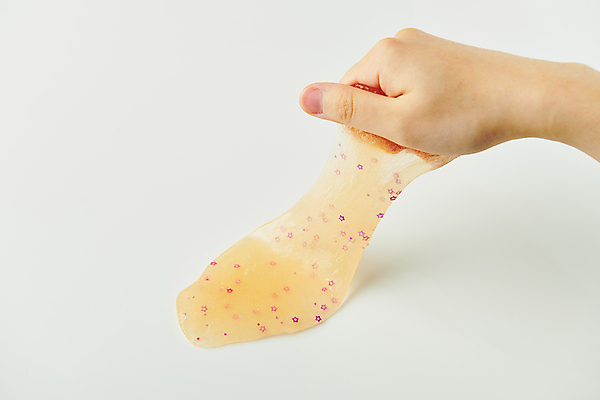 포토 JPG 스튜디오촬영 손 놀이 신체부위 장난감 잡기 흰배경 고체 늘이기 슬라임 국내포토 백그라운드 모션 실내 사람 흰색 파일형식