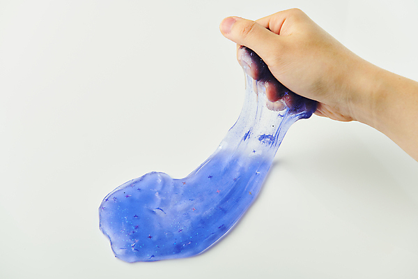 포토 JPG 스튜디오촬영 손 놀이 신체부위 장난감 잡기 흰배경 고체 늘이기 슬라임 국내포토 백그라운드 모션 실내 사람 흰색 파일형식