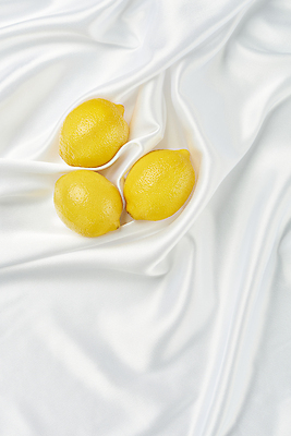 포토 JPG 스튜디오촬영 백그라운드 실내 사람없음 하이앵글 흰색 주름 실크 레몬 흰배경 질감 카피스페이스 국내포토 뷰포인트 컬러 과일 내부 공백 직물 파일형식