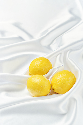 포토 JPG 스튜디오촬영 백그라운드 실내 사람없음 흰색 주름 실크 레몬 흰배경 질감 카피스페이스 국내포토 컬러 과일 내부 공백 직물 파일형식
