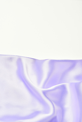 포토 JPG 스튜디오촬영 백그라운드 실내 사람없음 하이앵글 보라색 주름 실크 흰배경 질감 카피스페이스 국내포토 뷰포인트 컬러 내부 공백 흰색 직물 파일형식