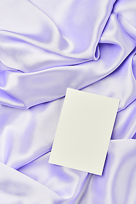 포토 JPG 스튜디오촬영 종이 백그라운드 실내 사람없음 하이앵글 보라색 주름 실크 질감 보라색배경 목업 카피스페이스 국내포토 카드프레임 뷰포인트 컬러 프레임 내부 공백 직물 파일형식