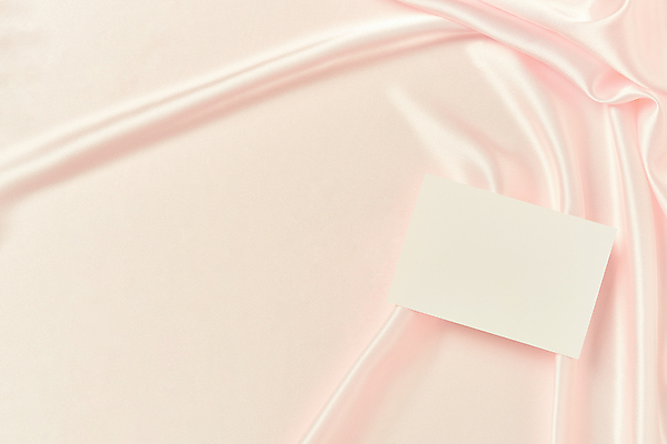 포토 JPG 스튜디오촬영 분홍색 백그라운드 실내 사람없음 하이앵글 주름 실크 질감 목업 카피스페이스 분홍색배경 국내포토 카드프레임 뷰포인트 컬러 프레임 내부 공백 직물 파일형식