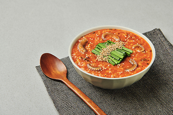 포토 JPG 스튜디오촬영 그릇 한식 회색배경 실내 사람없음 천 깨 부추 나무숟가락 김치낙지죽 국내포토 식기 음식 백그라운드 채소 식재료 내부 숟가락 회색 직물 조미료 죽 파일형식